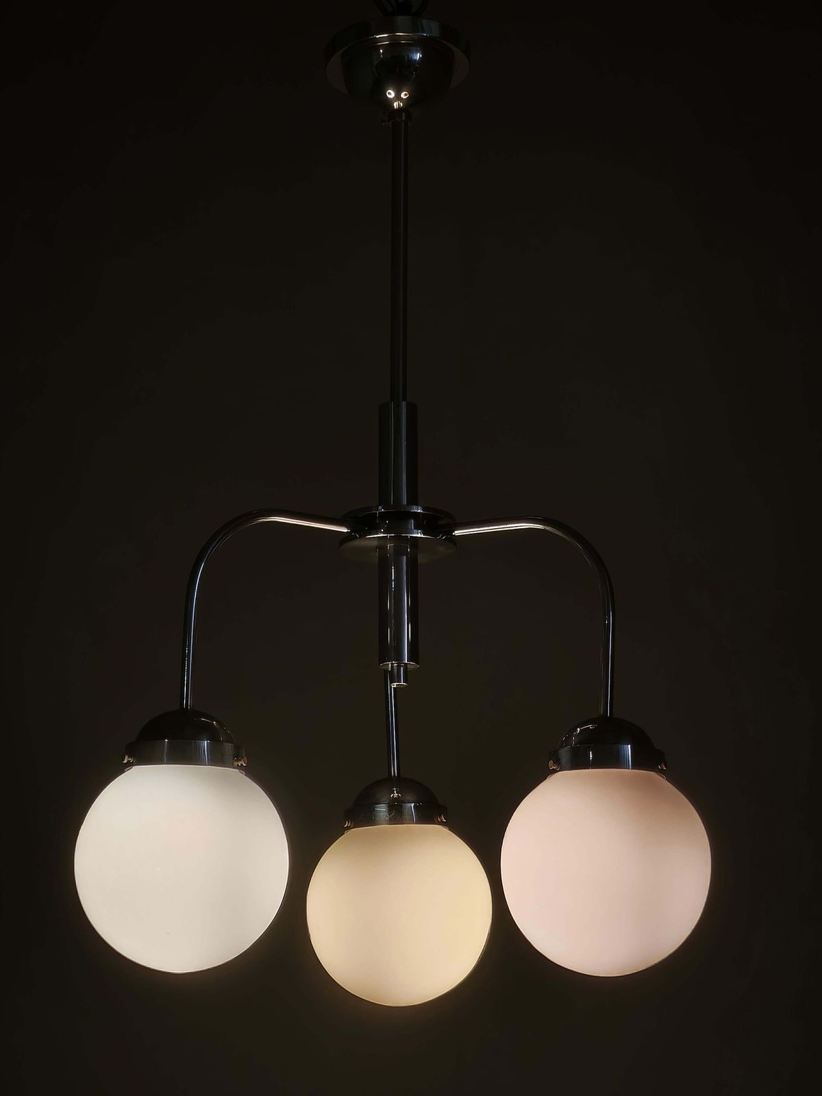 Lustre Bauhaus tchèque des années 1940 aux globes en verre opalin photo Luminaires