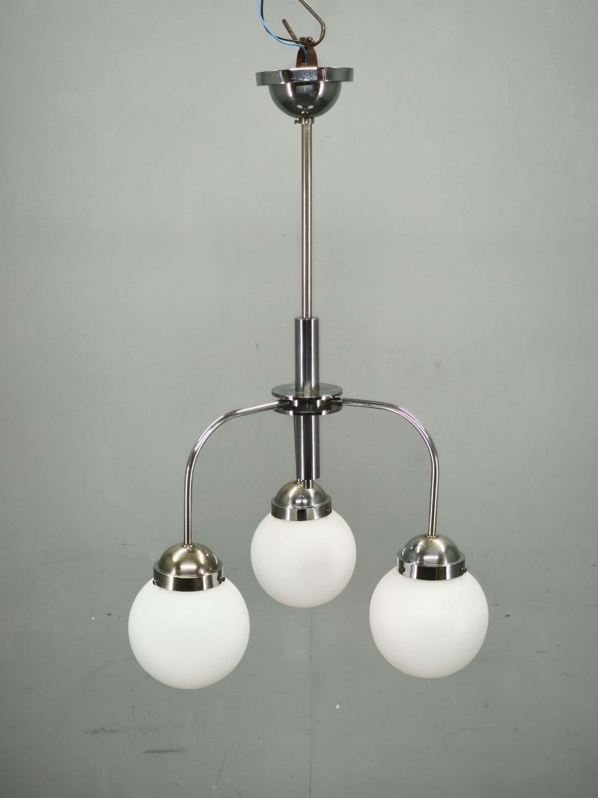 photo vintage Lustre Bauhaus tchèque des années 1940 aux globes en verre opalin