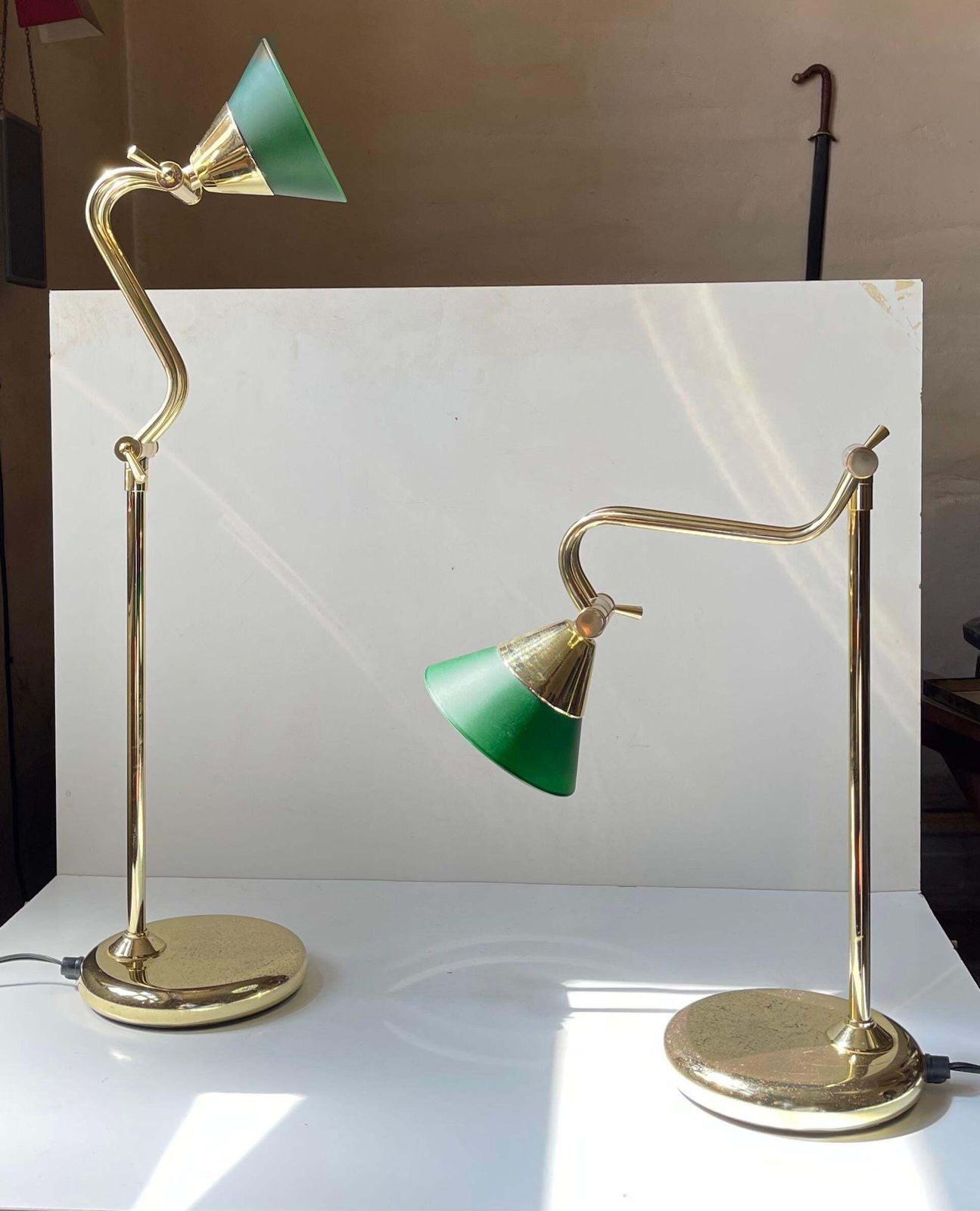 Lampes de bureau ou de table vintage scandinaves en laiton et verre vert photo furniture