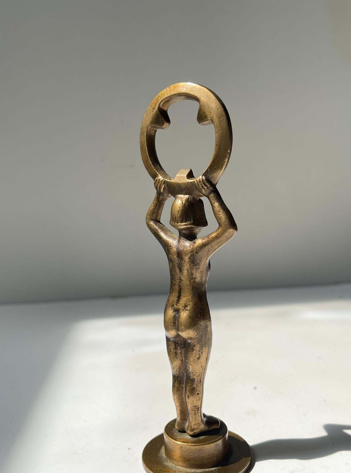 Sculpturaal art deco flesopener in brons, jaren 1930 photo Woonaccessoires