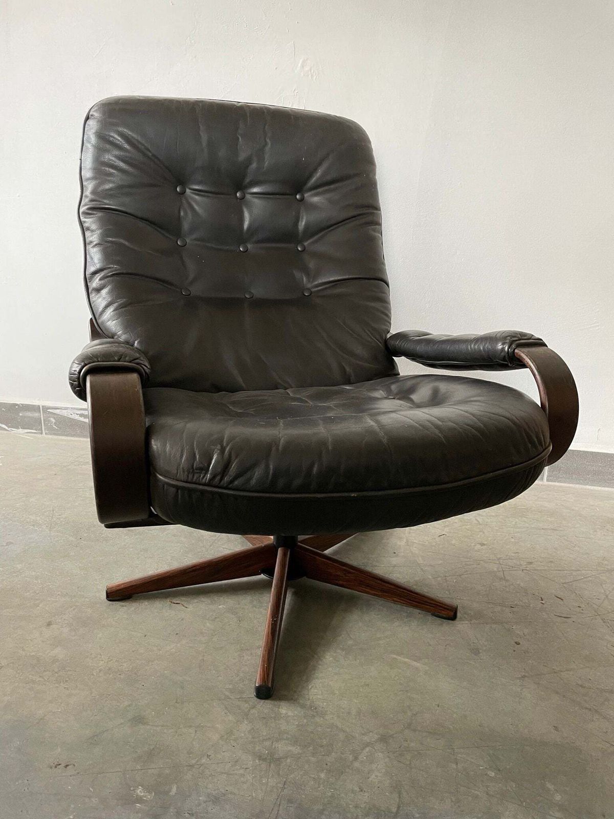 Scandinavische stijl zwartleren draaifauteuil met gebogen houten frame, jaren 1970 photo 822.0
