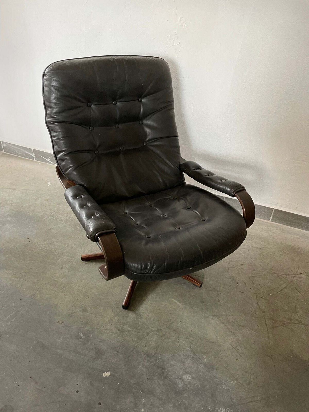 photo furniture Scandinavian Style Black Leather Swivel Lounge Chair With Bentwood Frame, 1970s