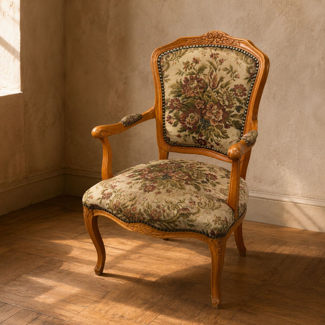 Louis XV-stijl fauteuil met bloemtapisserie en gesneden houten frame, jaren 1950–1970
