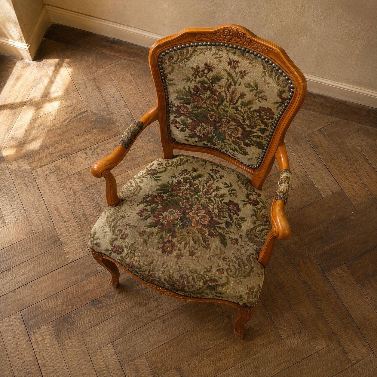 Louis XV-stijl fauteuil met bloemtapisserie en gesneden houten frame, jaren 1950–1970 photo for sale