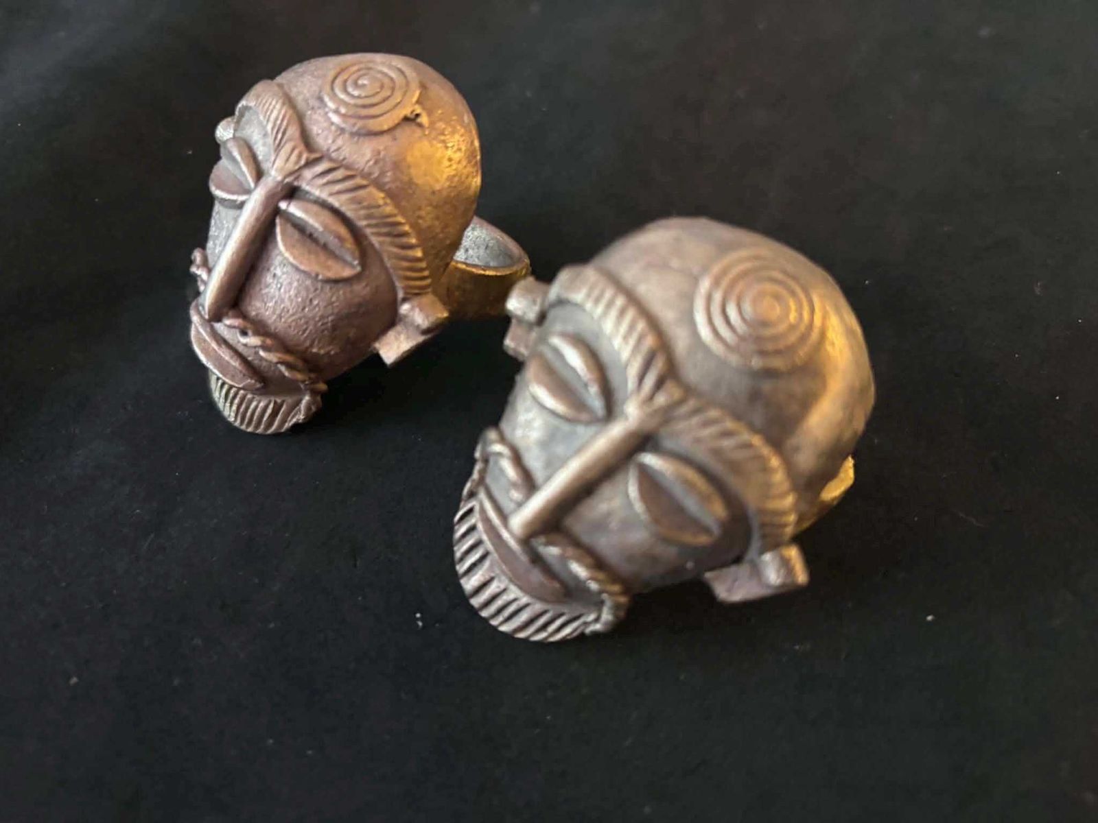 Paar vintage Afrikaanse masker messing servetringen, goudkleurig tribaal tafelgerei, etnisch chic servethoudertjes, cadeau voor twee photo vintage