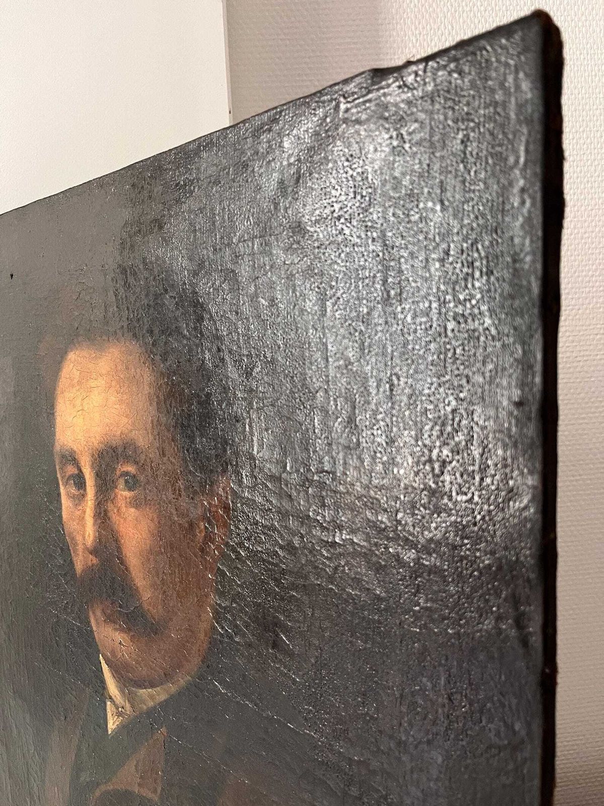 photo vintage Frans antiek portret van een man, donker expressief olieverfschilderij op doek