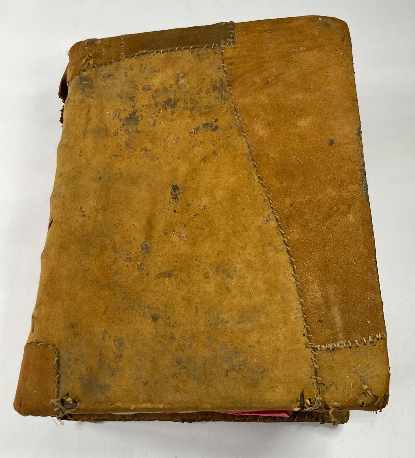 Samengestelde Bijbel en Gebedenboek 1737-1739, volkskunst handgestikt patchwork leren omslag, uitgegeven door John Baskett. photo Woonaccessoires