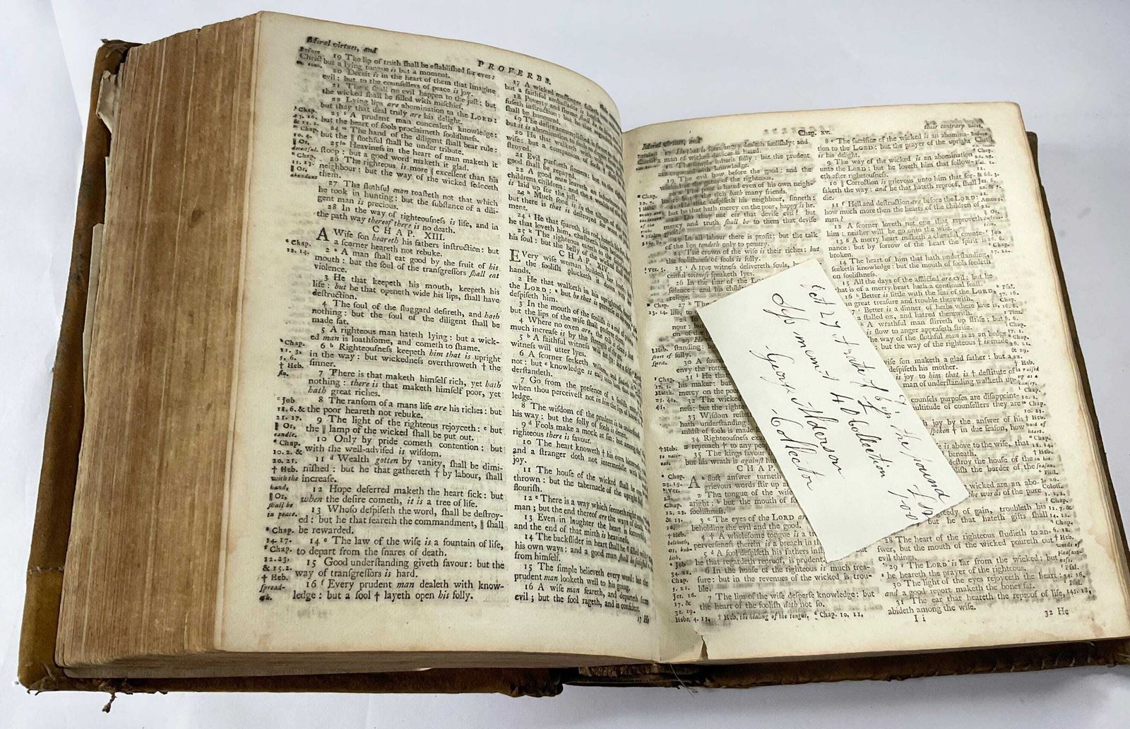 Samengestelde Bijbel en Gebedenboek 1737-1739, volkskunst handgestikt patchwork leren omslag, uitgegeven door John Baskett. photo vinterior