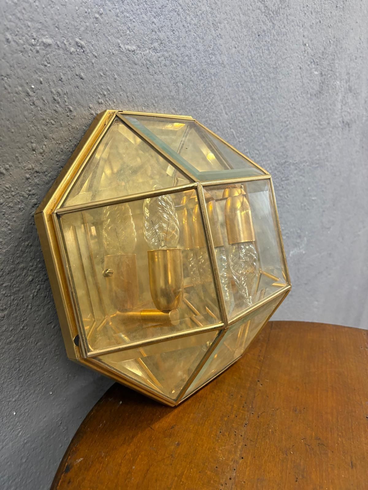 Geometrische wandlamp van messing en glas, jaren 1980 photo vinterior