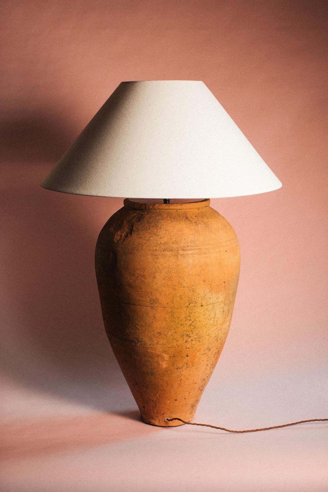 Vervaagde aarden terracotta lamp photo vintage