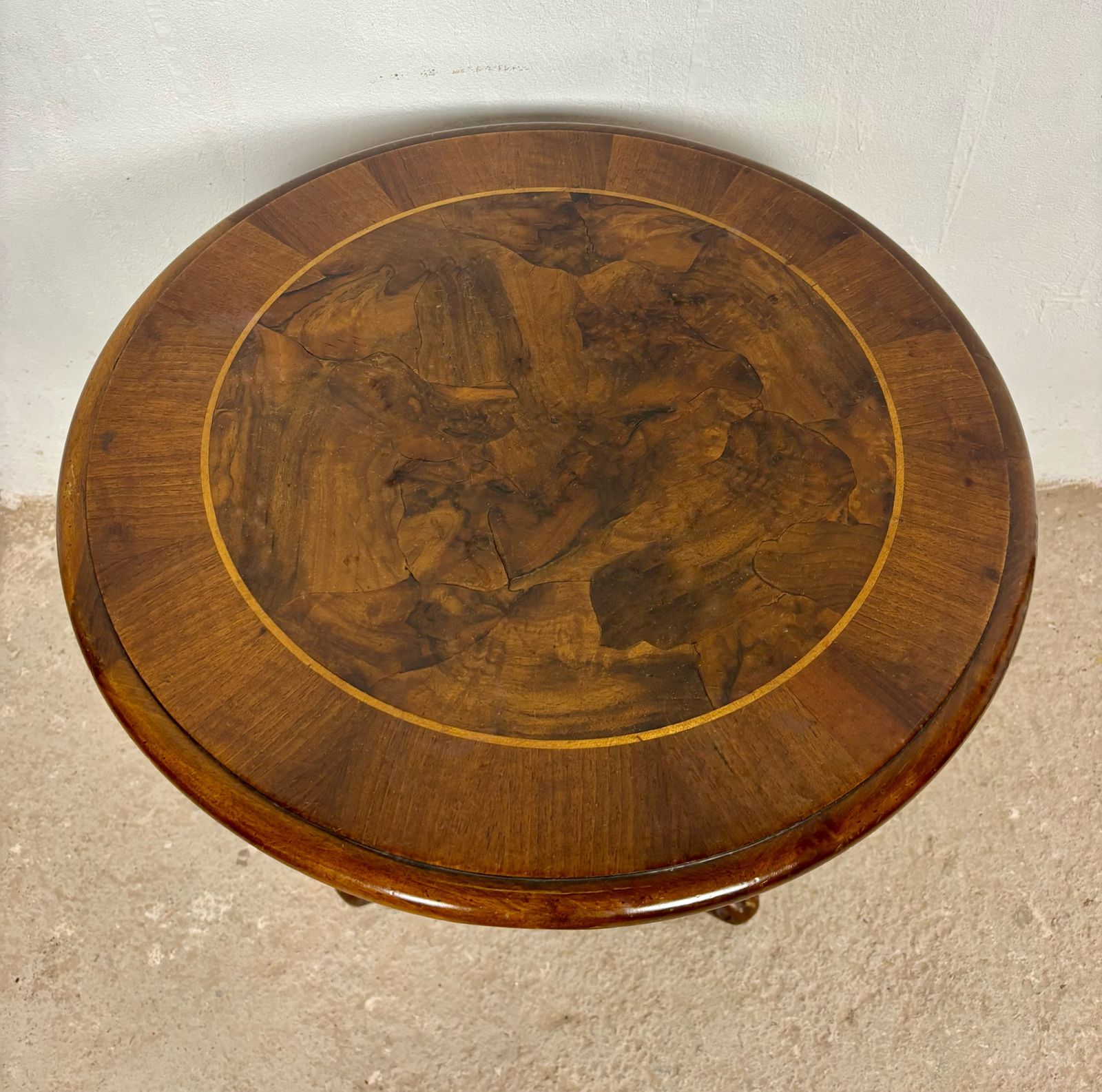 Ronde bijzettafel met ingelegde blad, jaren 1920 photo vintage