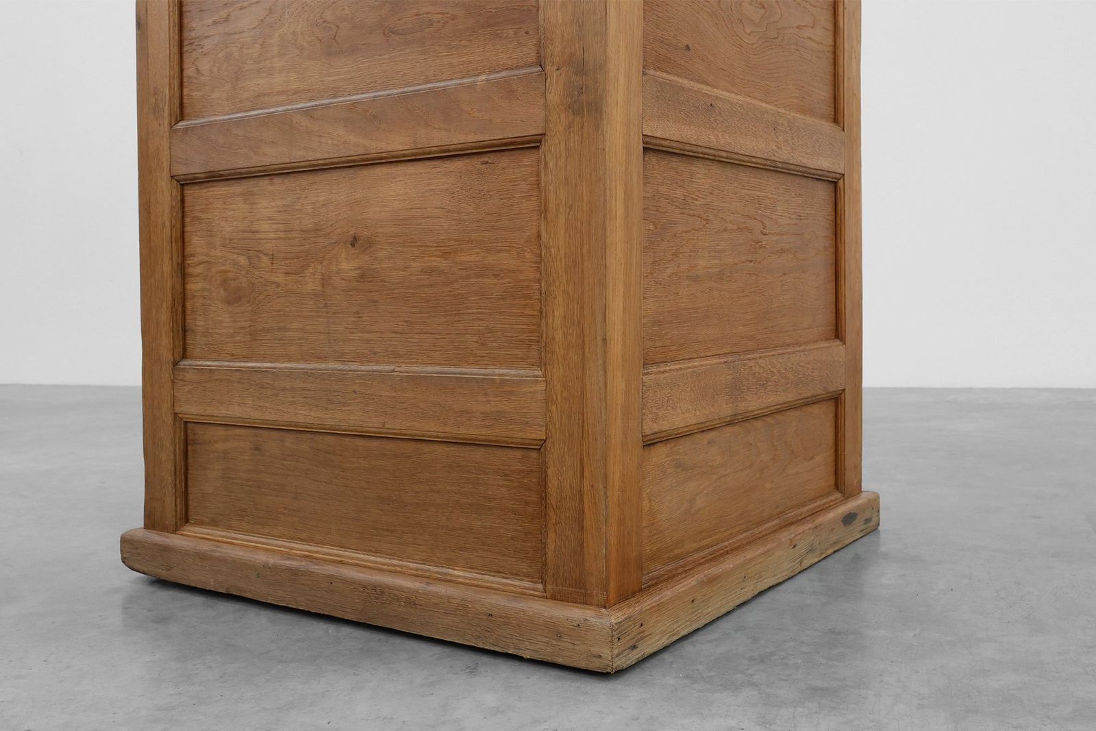 photo vinterior Industrial Oak Filing Cabinet With Brass Handles, United Kingdom, 1920s