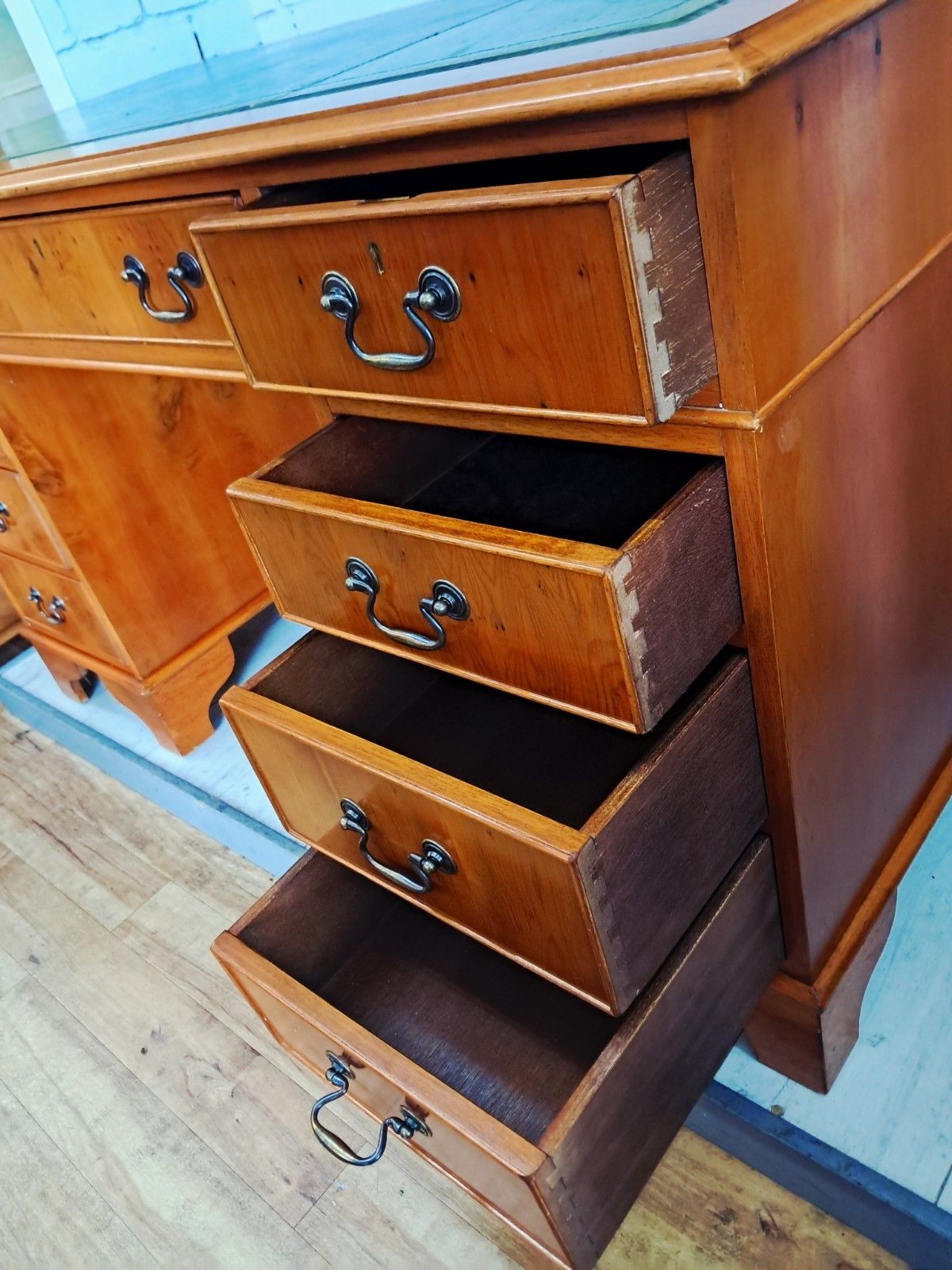 photo vintage Antique Vintage Twin Pedestal Desk Wooden Yew Wood Leather Top 1980 Large