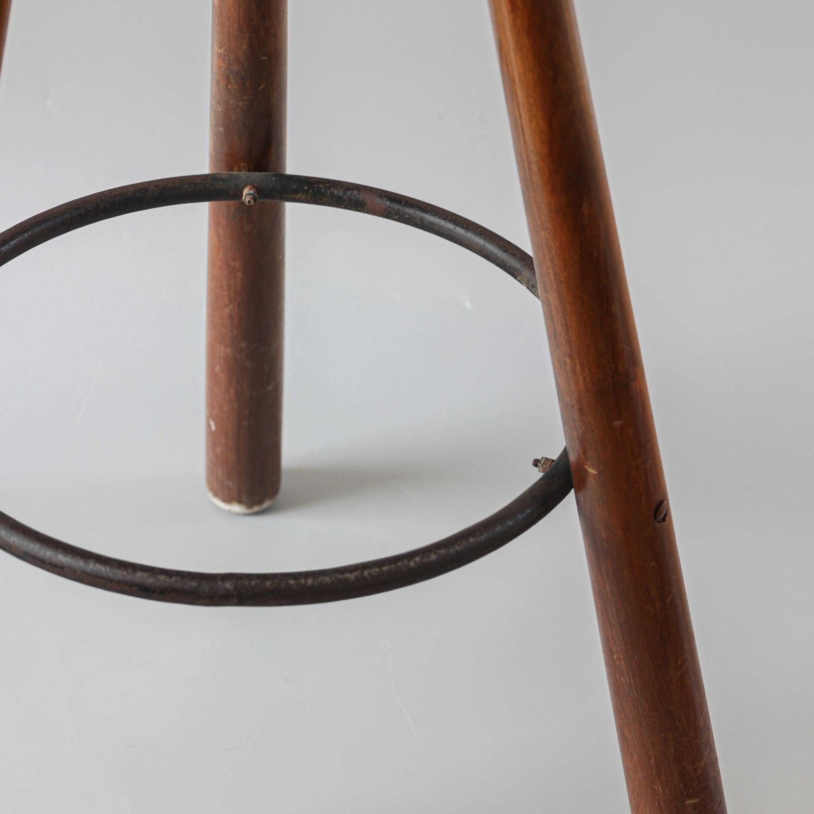 Tabouret de bar brutaliste espagnol en bois, années 1970 photo 266.0