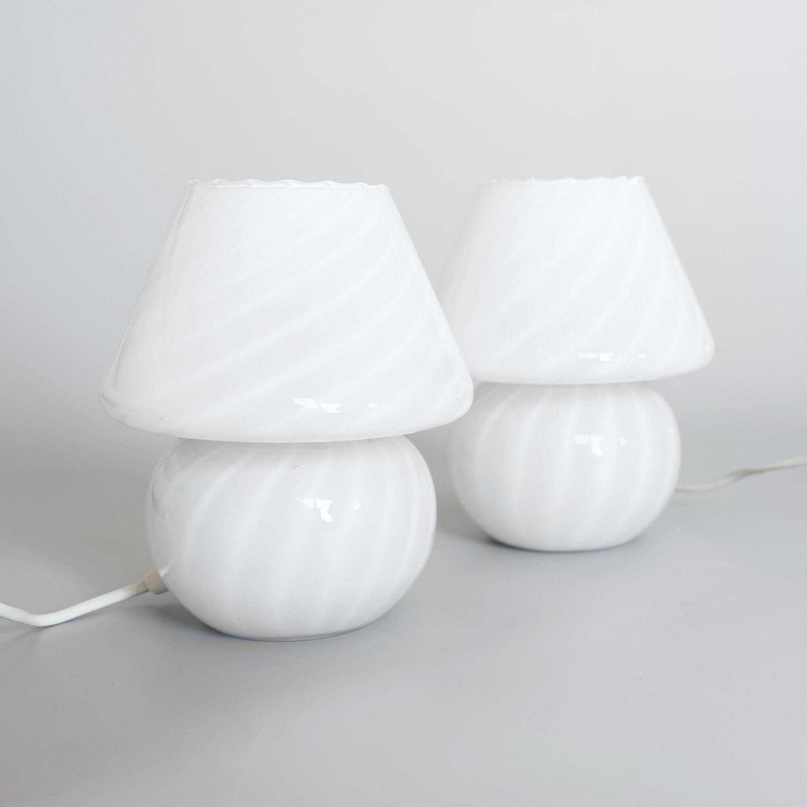 Set Van 2 Italiaanse Murano Paddenstoellampen Met Swirlpatroon, Jaren 1980 photo furniture