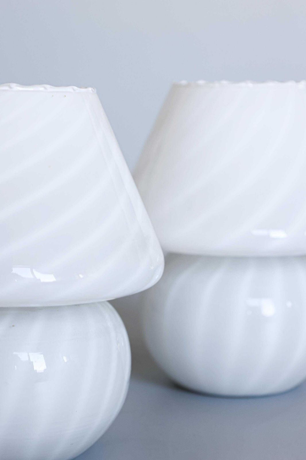 Set Van 2 Italiaanse Murano Paddenstoellampen Met Swirlpatroon, Jaren 1980 photo for sale