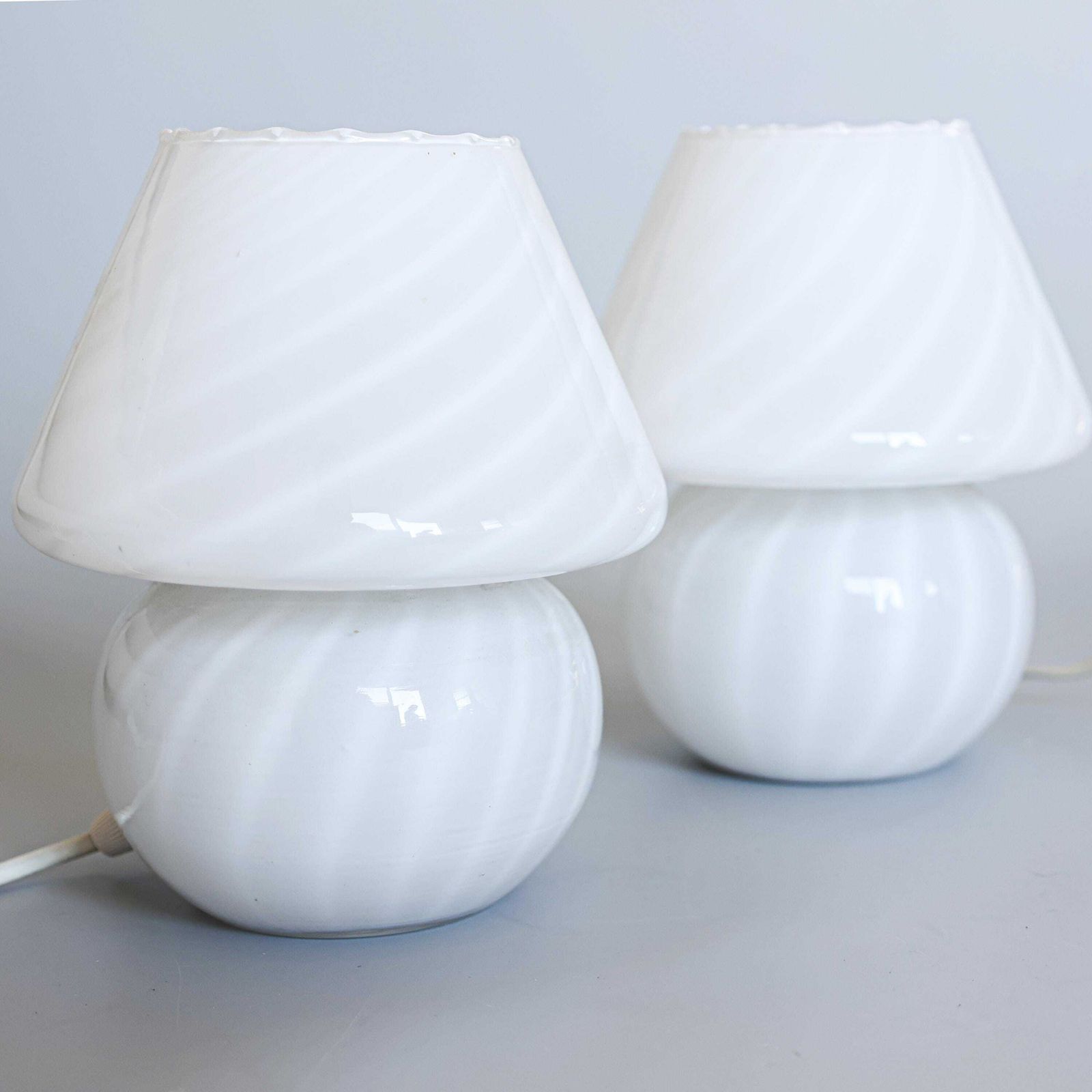 Set Van 2 Italiaanse Murano Paddenstoellampen Met Swirlpatroon, Jaren 1980 photo Verlichting