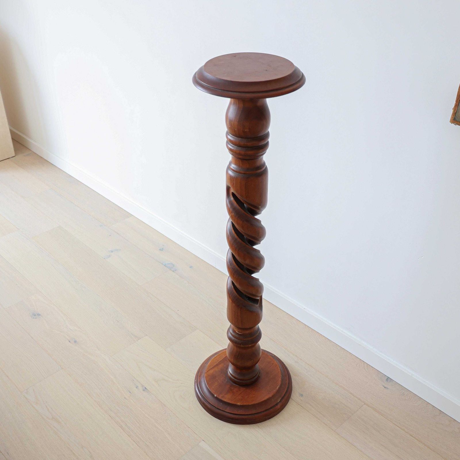 Vintage gedraaid voetstuk, Italië, jaren 1960. photo furniture