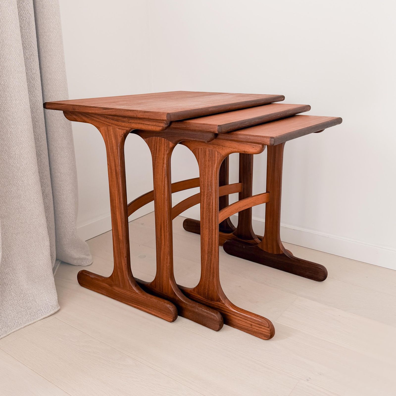 Tables gigognes mid-century, années 1970.