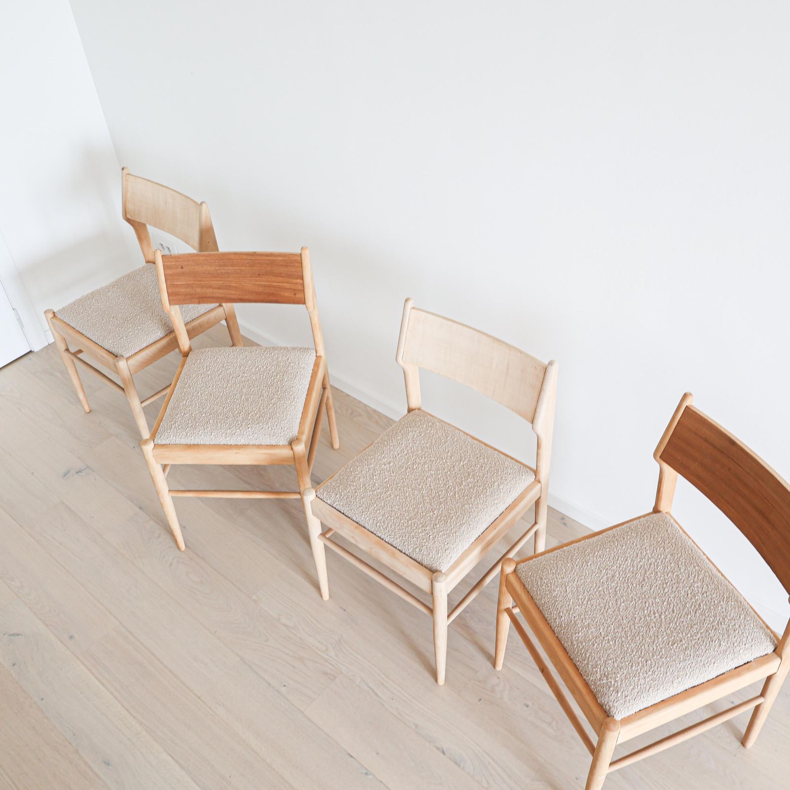 Set Van 4 Vintage Design Eetkamerstoelen Ca. Jaren 1970, In De Stijl Van Cees Braakman. photo Meubels