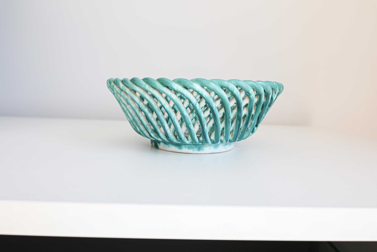 Mid Century Gevlochten Keramische Schaal photo Woonaccessoires