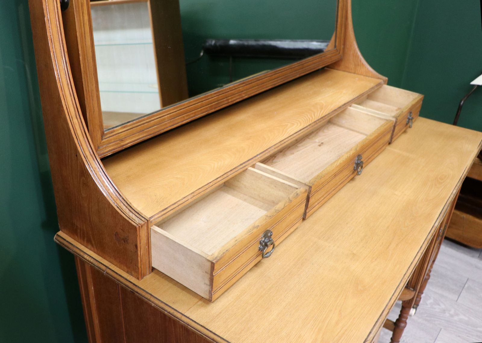 photo vintage A Lovely Late Victorian American Light Walnut Dressing Table In Superb Original Condition.