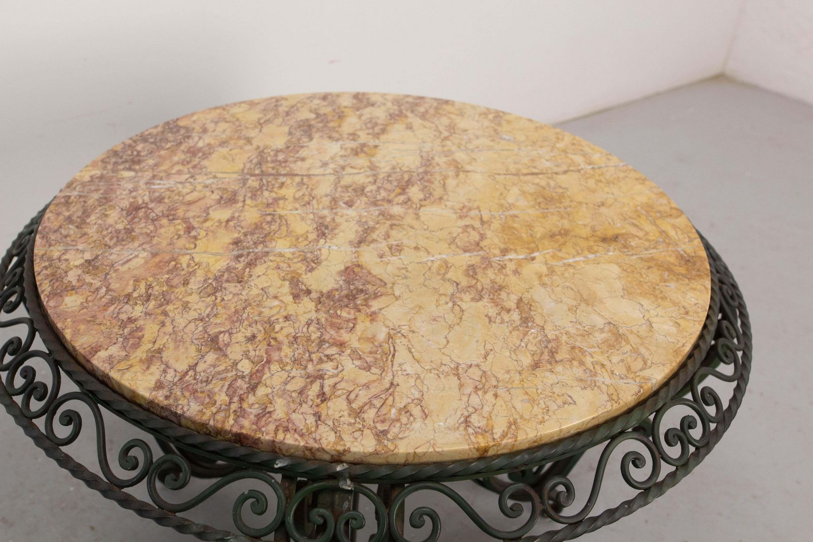 Franse ronde salontafel met marmeren blad en smeedijzeren onderstel photo 1058.0