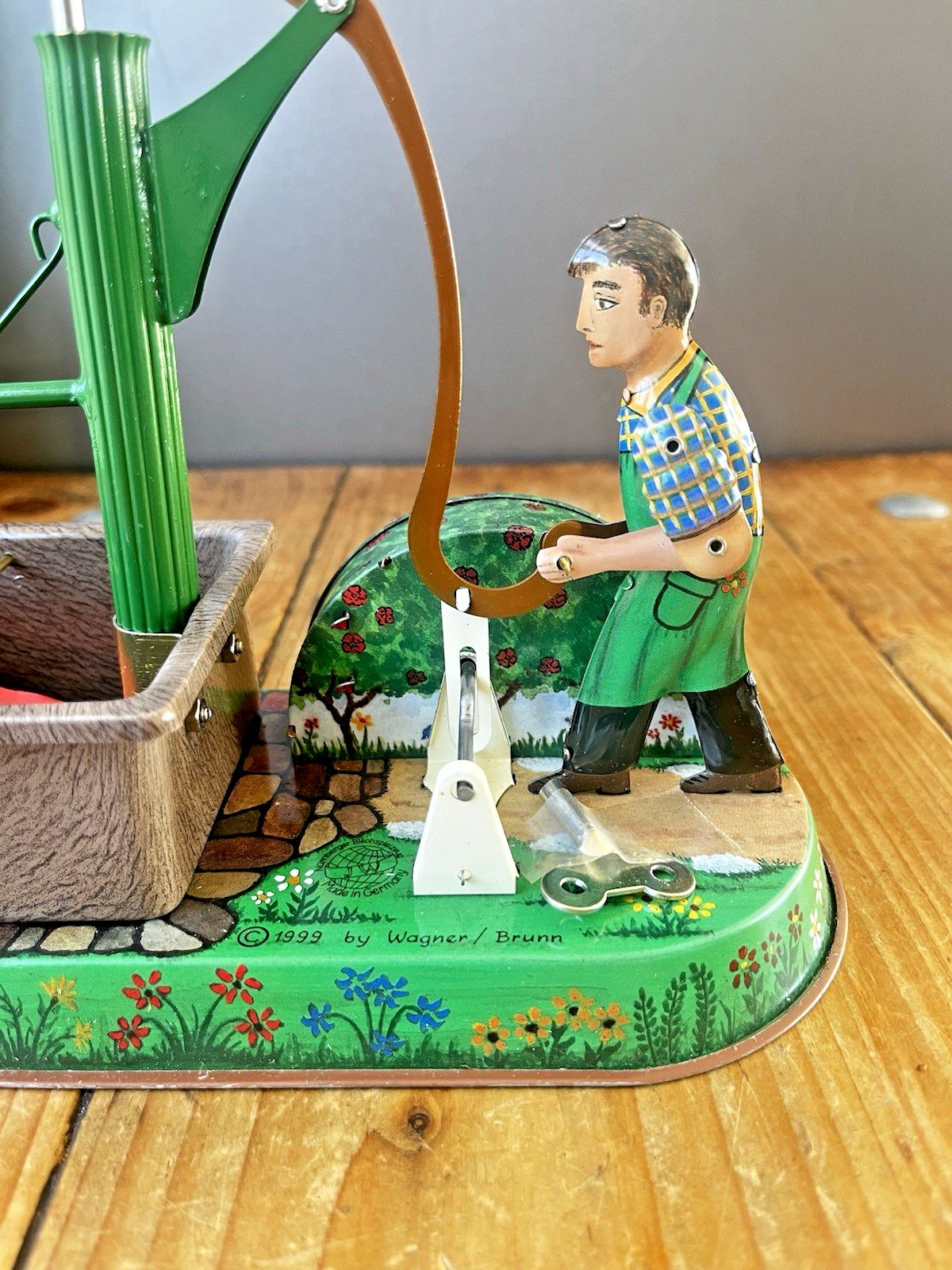 photo furniture Vintage 1999 Jw Wagner Brunn Village Well Pump German Tinplate Tin Toy Key & Box