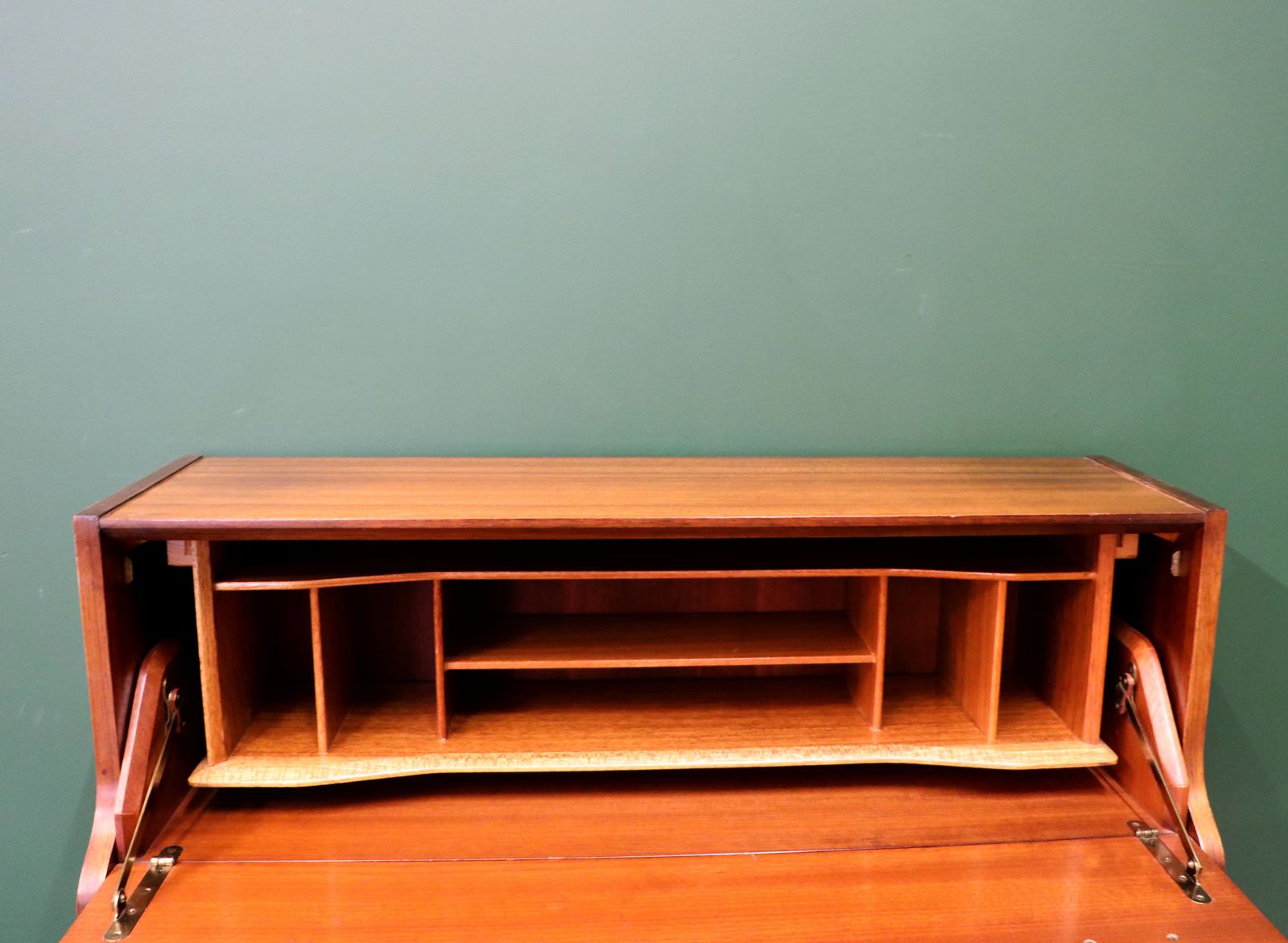 photo vinterior A Lovely Retro Mid Century Bureau.