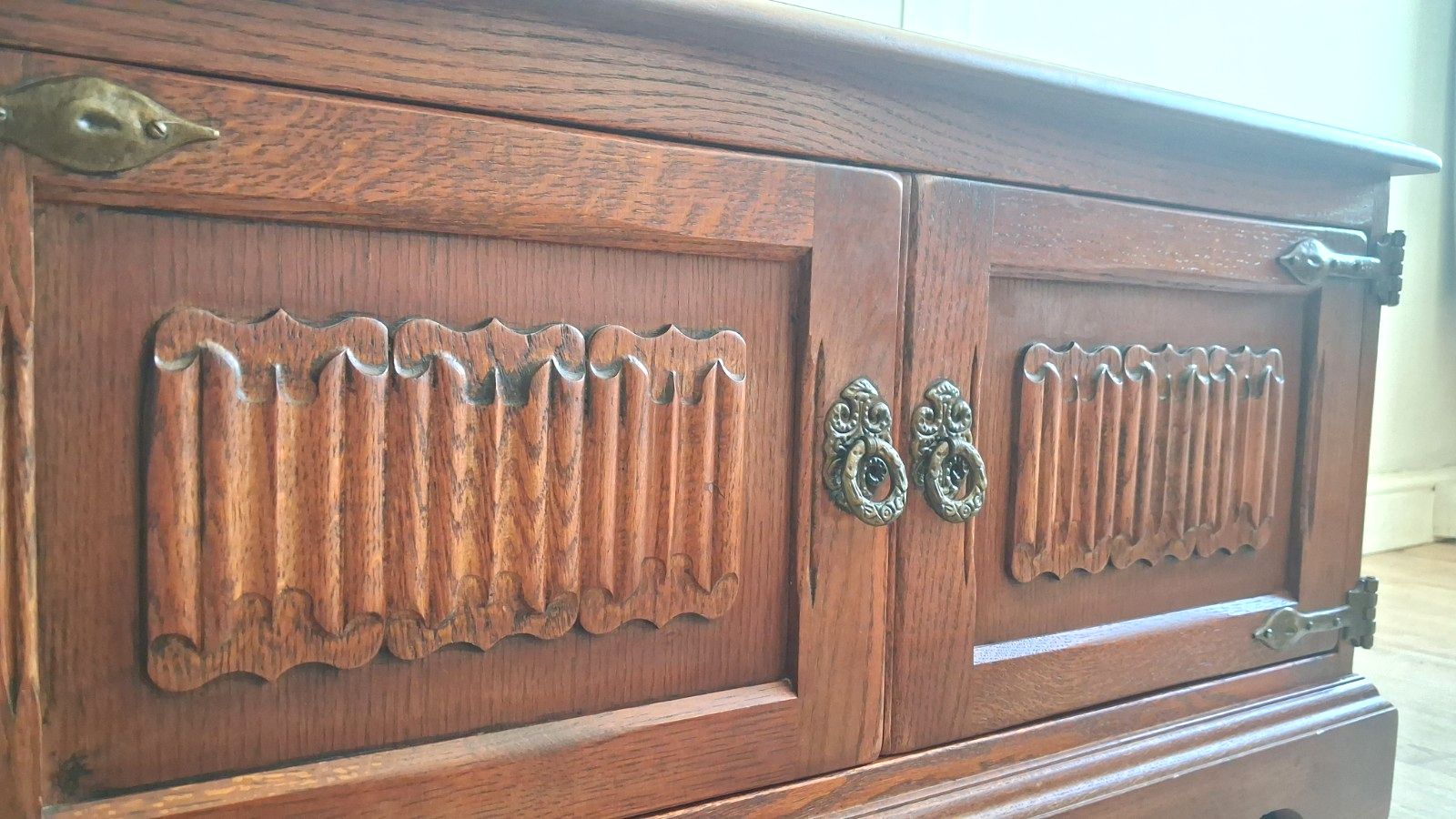 Outstanding Old Charm Solid Oak Linenfold Tv Cabinet /Media Unit photo vinterior