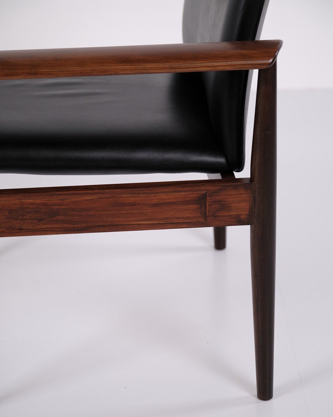 photo furniture Diplomat 209 Armchair In Rosewood And Black Leather By Finn Juhl For France & Son
