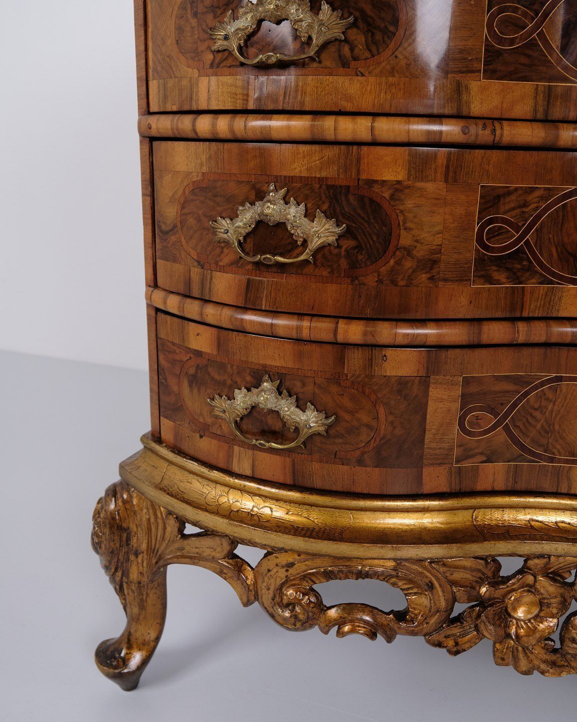 photo for sale Antique Baroque Chest Of Drawers With 4 Drawers In Polished Walnut With Marquetry And Brass Handles From The 1760s
