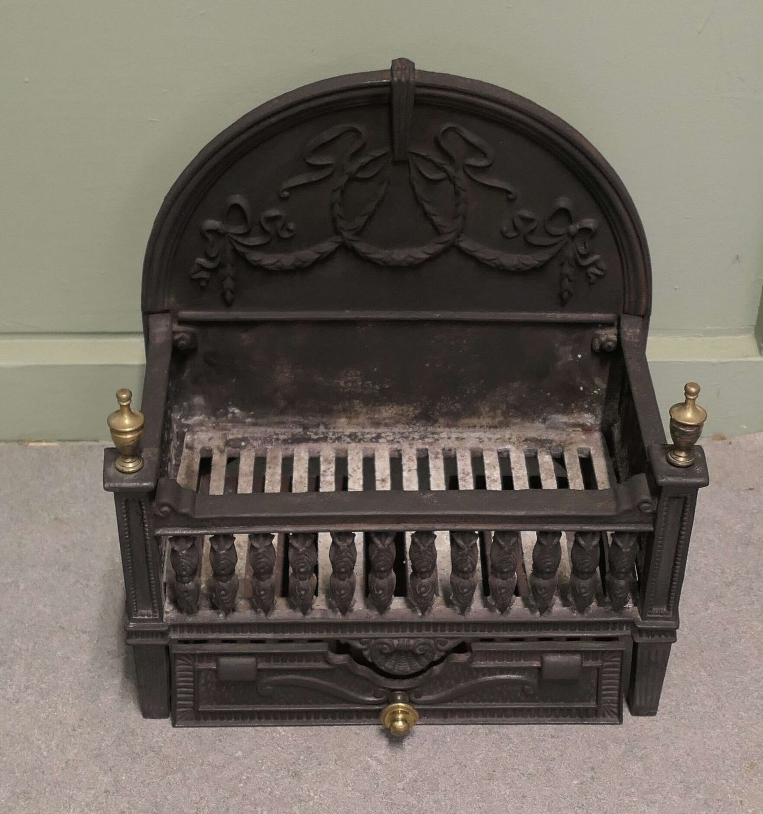A Good Classical Iron Fire Grate With Ash Tray The Fire Has A Decorative Rounded Back