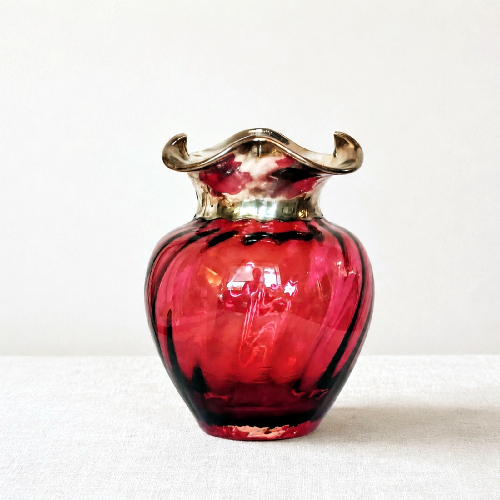 Dartington Cranberry Glass Vaas met Zilveren Franjekraag