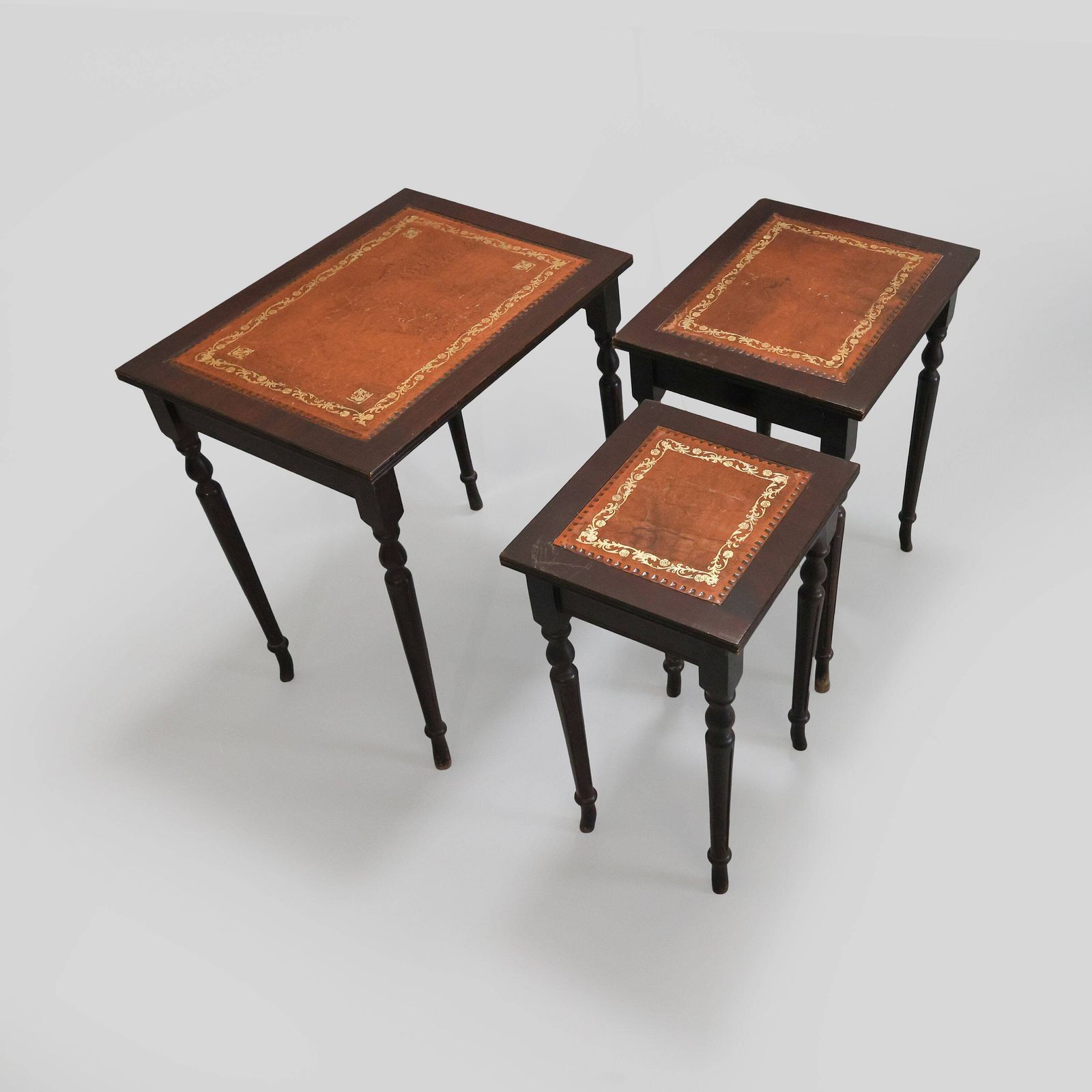 photo furniture Tables gigognes vintage françaises en bois et cuir