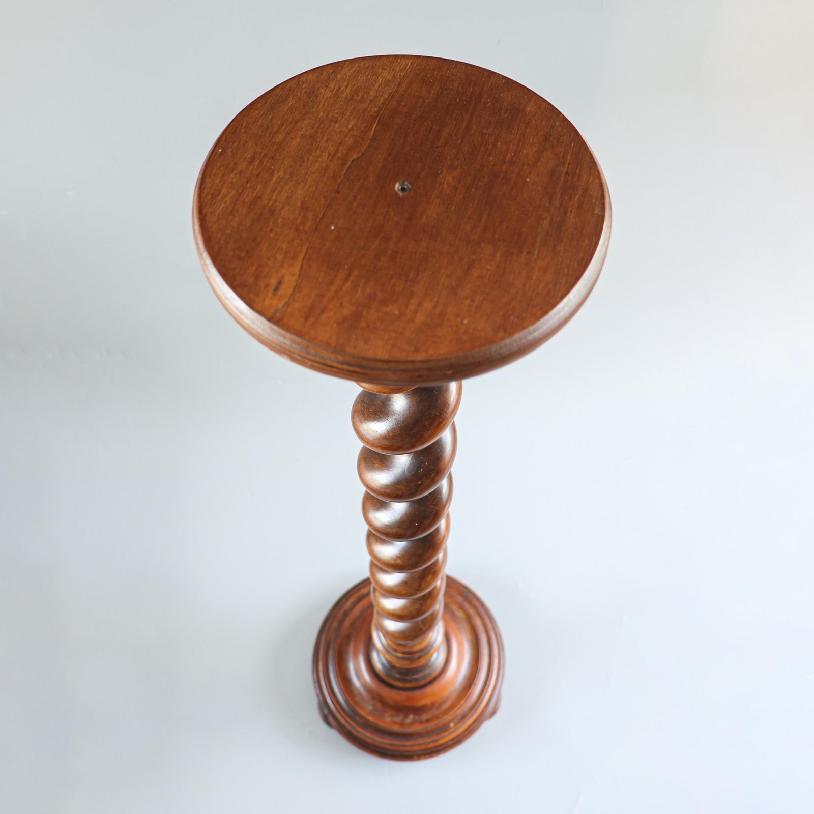 Een vintage gerstkorrelgedraaide sokkel, ca. jaren 1960. photo furniture