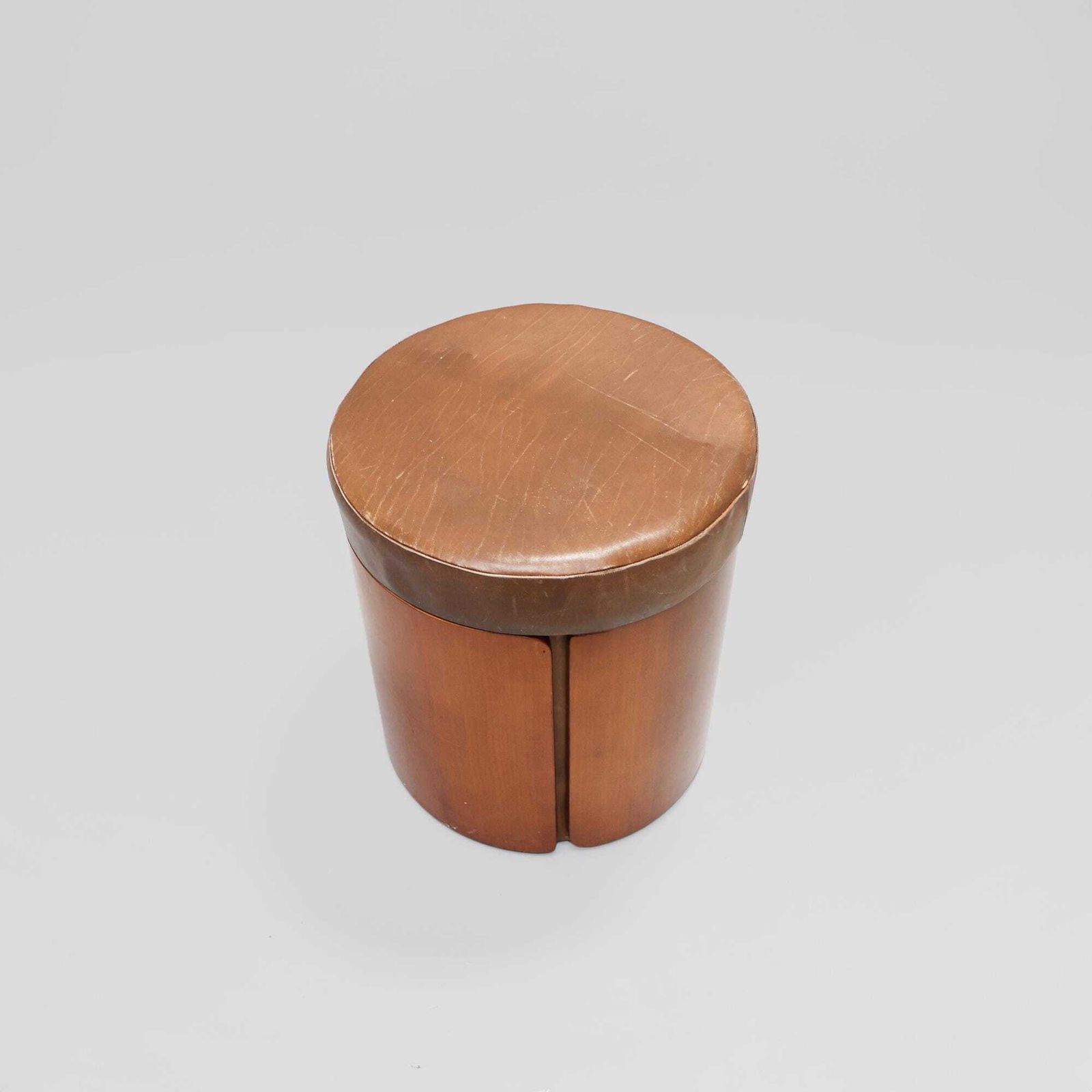 Tabouret vintage en bois et cuir, attribué à Carlo De Carli, années 1970. photo Mobilier