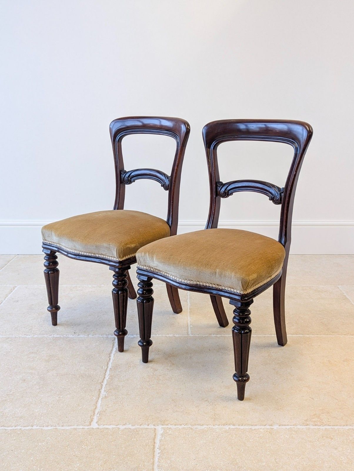 photo vintage Set Of Four Antique Victorian Mahogany Dining Chairs C.1880