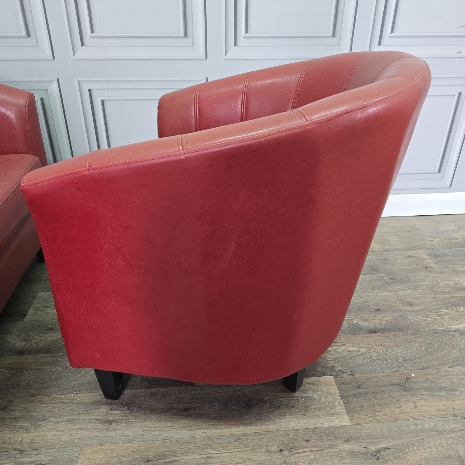 photo vintage Vintage Tub Chair And Two Seater Sofa Red Vinyl Faux Leather Lounge Suite