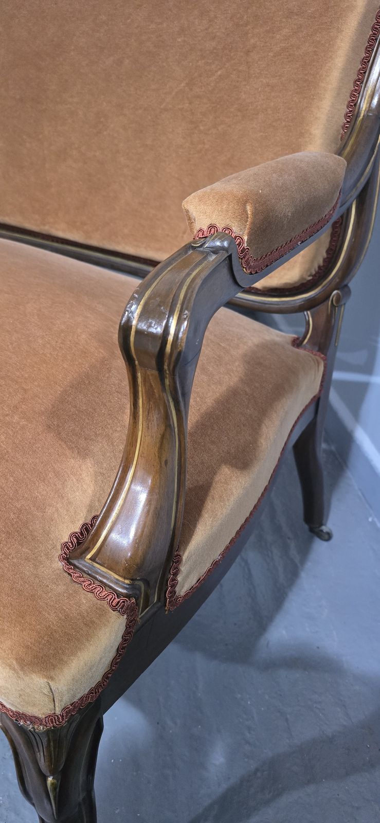 photo vinterior Outstanding French Walnut Couch