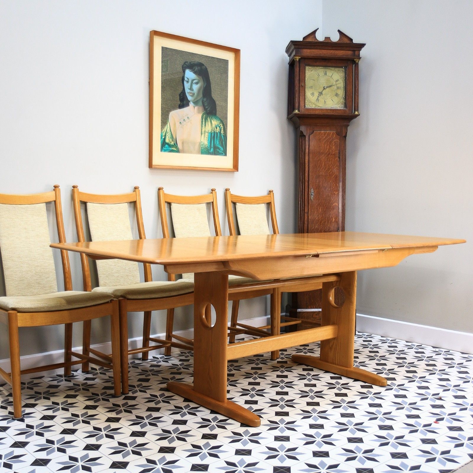 Ercol Windsor Large Extending Dining Table And Four Windsor Penn Chairs photo vinterior