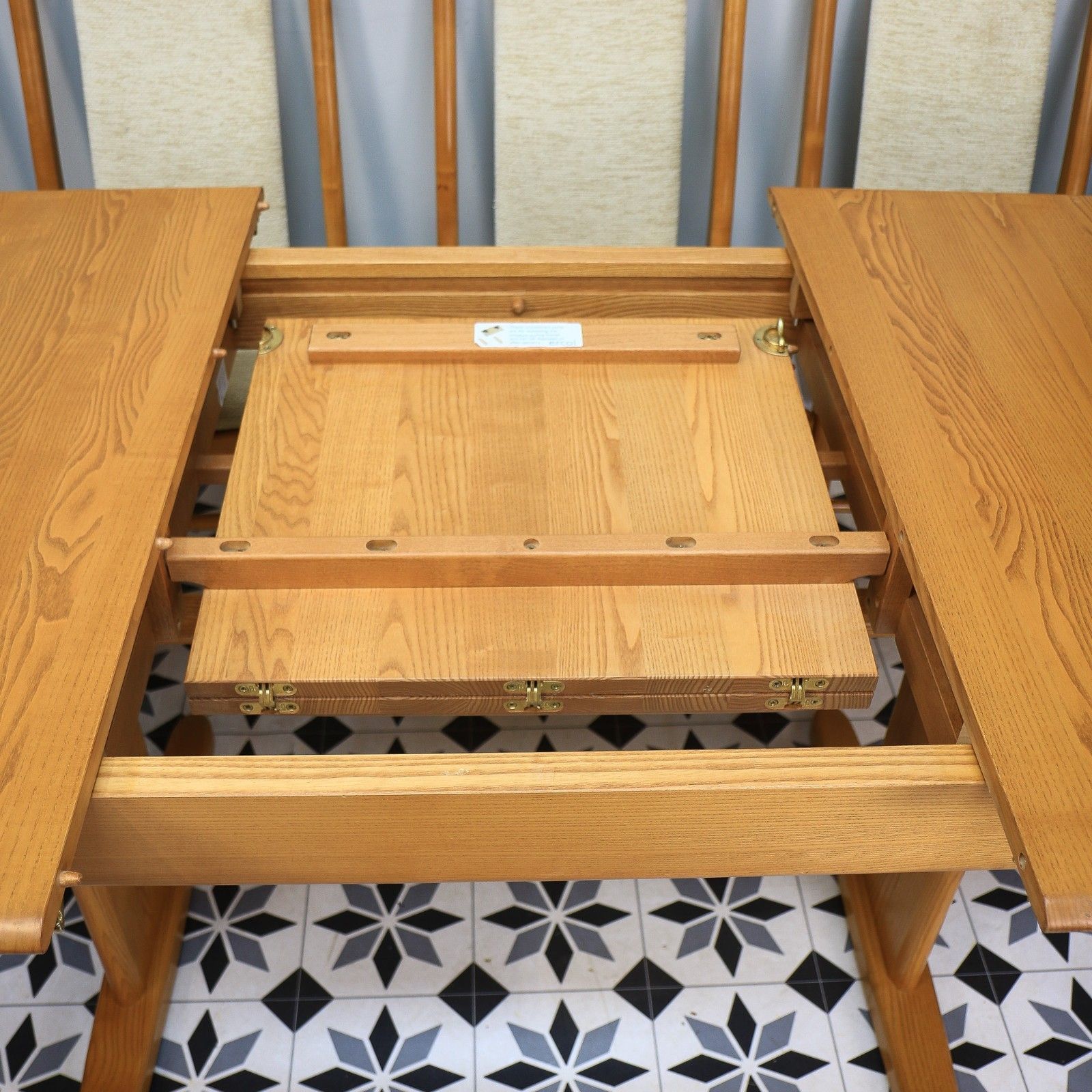 photo vintage Ercol Windsor Large Extending Dining Table And Four Windsor Penn Chairs
