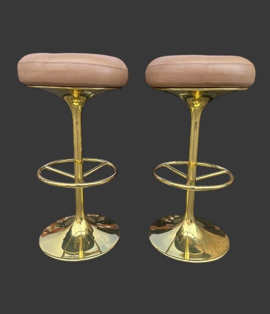 photo vinterior A Pair Of 1970s Gilt Metal And Leather Bar Stools