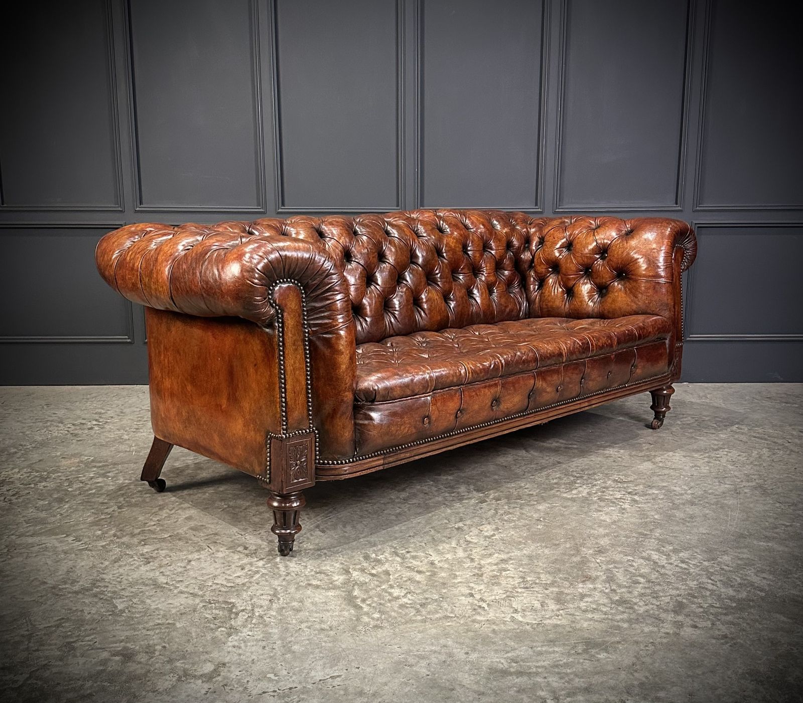 photo vintage Victorian Hand Dyed Leather Chesterfield Sofa