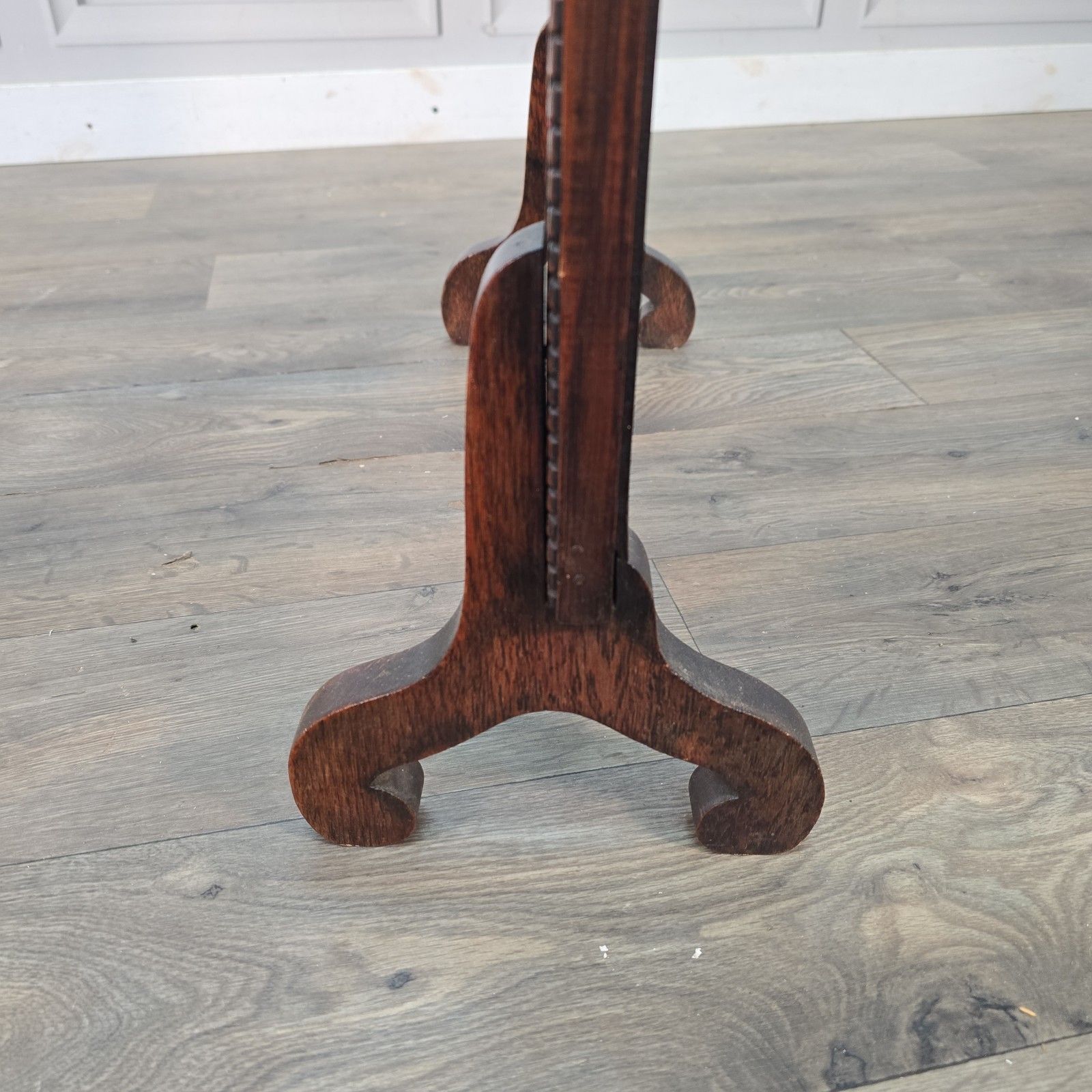 photo vinterior Antique Oak Fire Screen Jacobean Revival Fireside Guard Decorative Stand Wooden