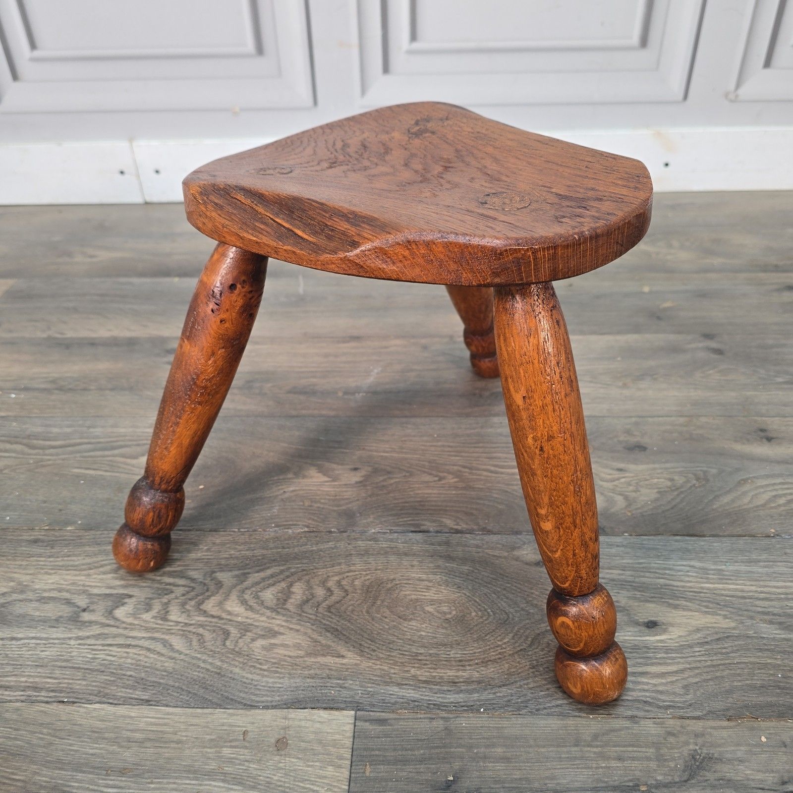 Antique Elm Milking Stool Wooden Rustic Country Farmhouse Three Leg Foot Stool photo for sale
