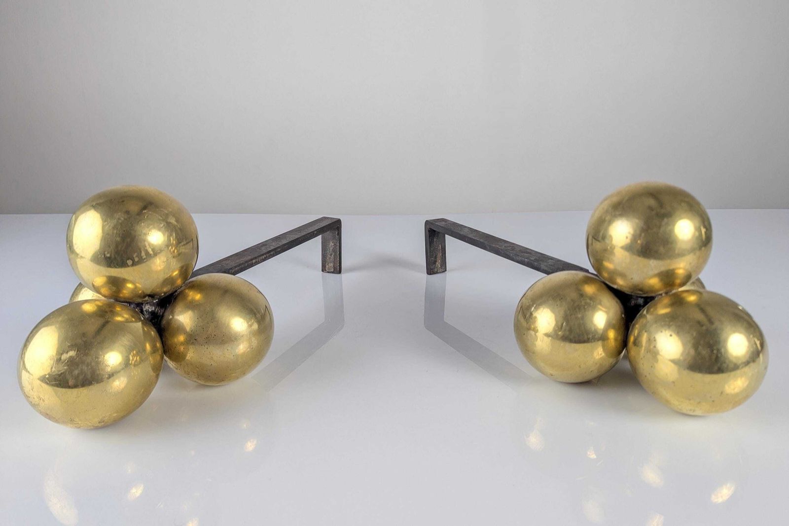 Chenets en bronze et fer forgé, par Jacques Adnet, années 1930 photo vinterior