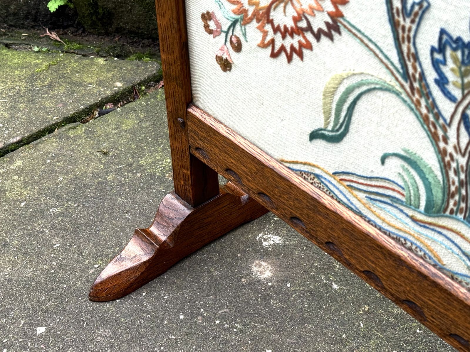 A Rupert / Nigel Griffiths Monastic Carved Oak Fire Screen / Stand photo vinterior