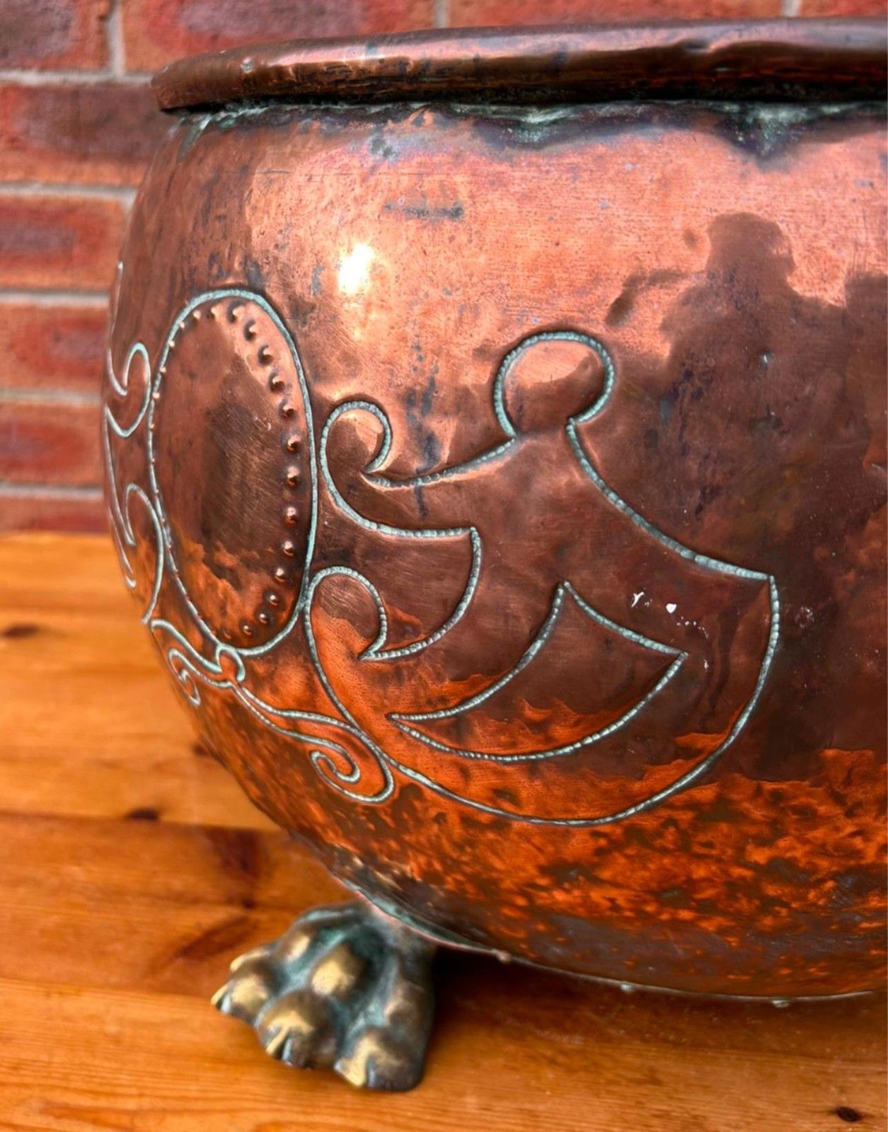 photo vinterior Antique 19th Century Arts & Crafts Copper Lions Head & Paw Log Bucket Planter