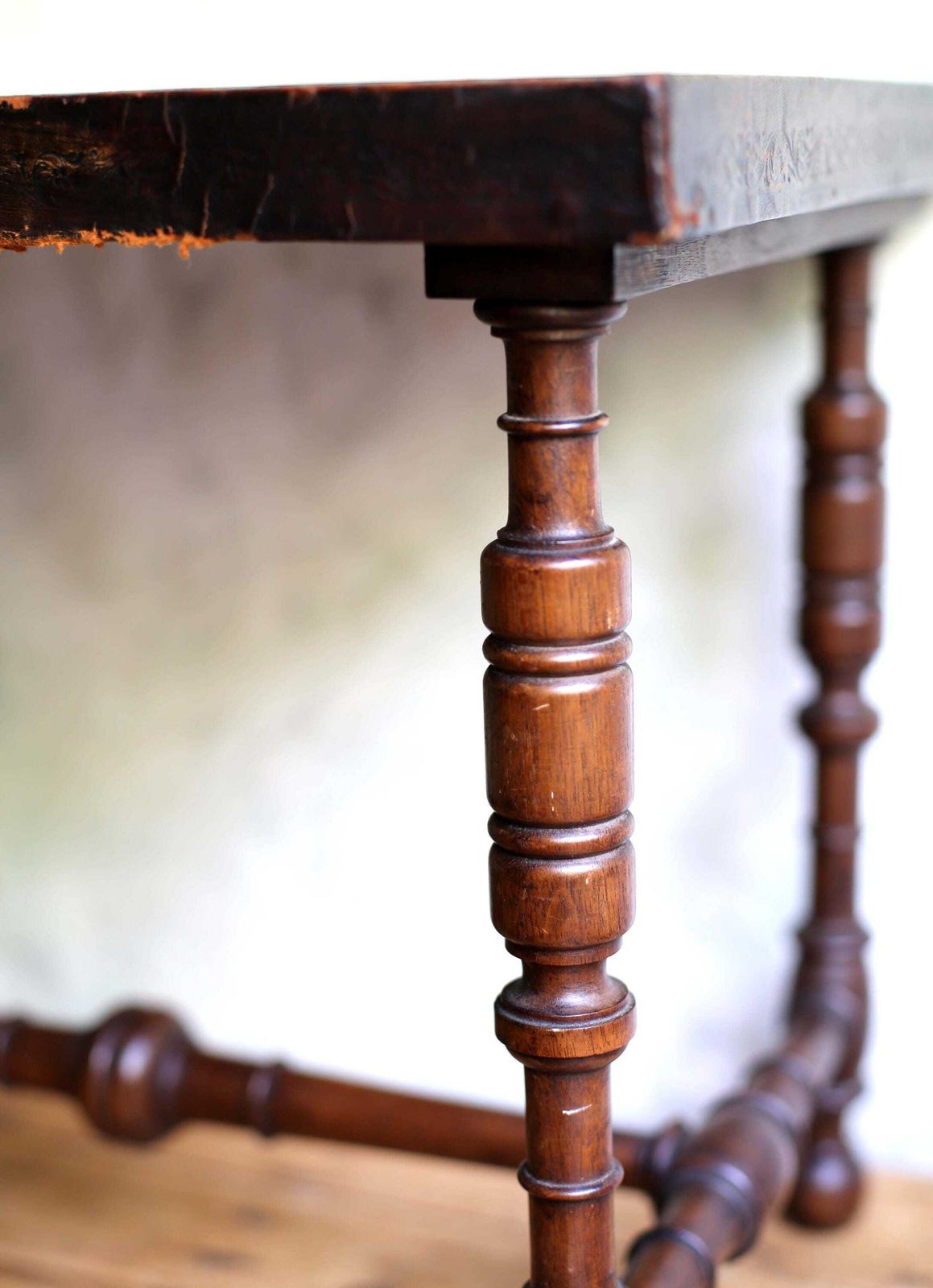 photo vinterior Antique Leather Top Side Table With Bobbin Turned Legs And Stretcher Base